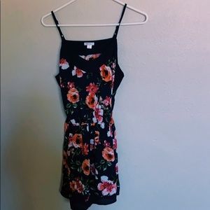 💐Xhilaration floral romper💐